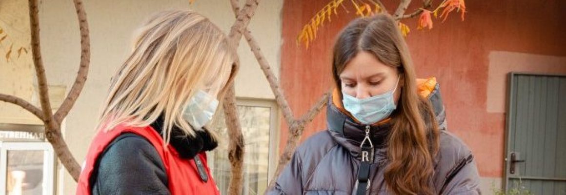 Волонтеры-медики помогают сотрудникам мобильного пункта центра профилактики