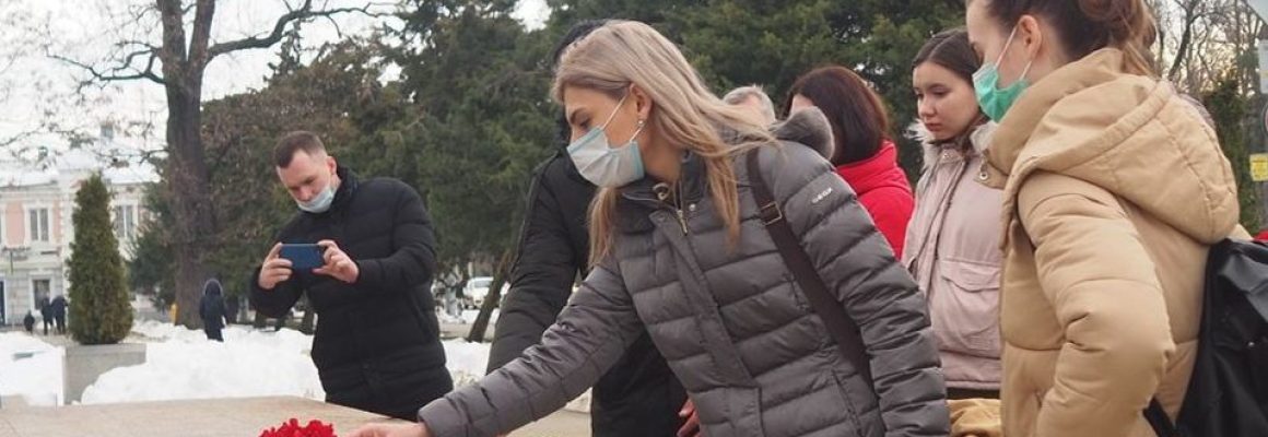 Возложение цветов в рамках мероприятий, приуроченных ко Дню победы в Сталинградской битве