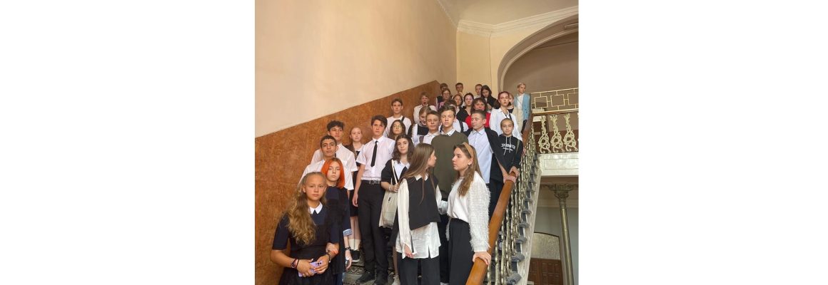 Волонтеры-медики студенты КубГМУ провели для школьников МБОУ СОШ №32 экскурсию по структурам университета