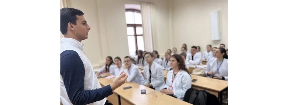 В стенах Кубанского государственного медицинского университета волонтеры-медики прочитали для студентов лекцию на тему «Здоровье полости рта»
