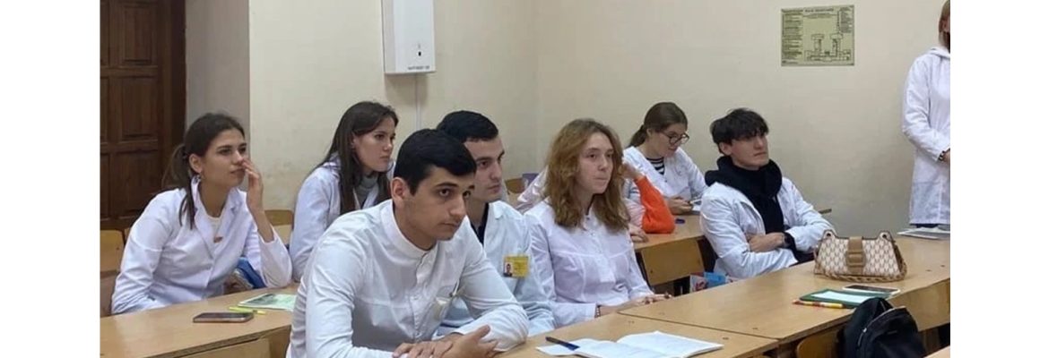 Волонтеры-медики студенты КубГМУ на базе кафедры философии прочитали лекцию под лозунгом «Вместе против ВИЧ»