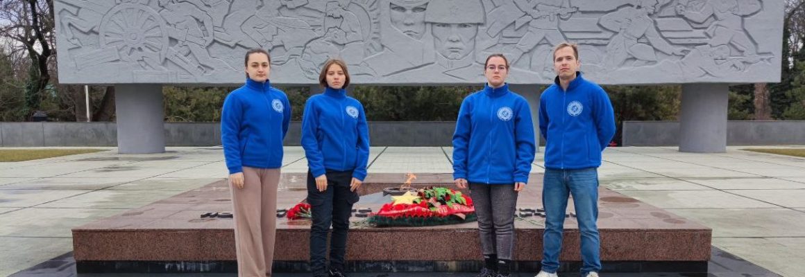 Добровольцы Студенческого спасательного отряда КубГМУ приняли участие в акции «Цветы у обелиска». Мероприятие приурочено ко Дню защитника Отечества