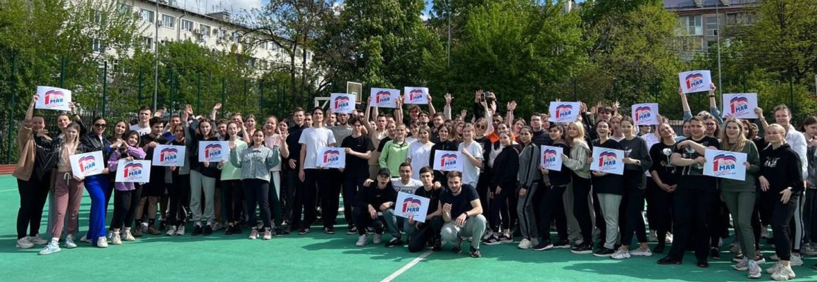 Сотрудники КубГМУ организовали флешмоб в поддержку Первомайской резолюции