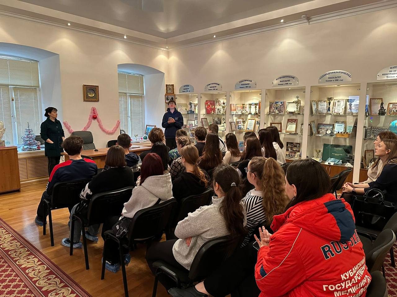 в полотняной стране. какое слово слово а. место для пропуска. глушь способ словообразования. ни для кого не секрет как пишется.