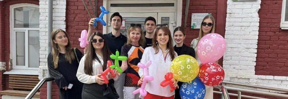 Акция «Ближе к детям»: студенты КубГМУ подарили радость пациентам краевой детской больницы