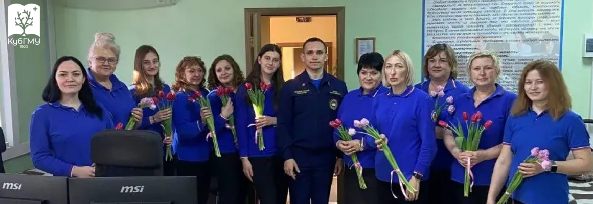 Добровольцы спасательного отряда КубГМУ поздравили сотрудниц служб экстренного реагирования с 8 Марта