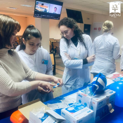 Студенты КубГМУ приняли участие в мастер-классе по работе с небулайзерами и термометрами