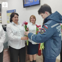 Добровольцы спасательного отряда КубГМУ поздравили сотрудниц служб экстренного реагирования с 8 Марта