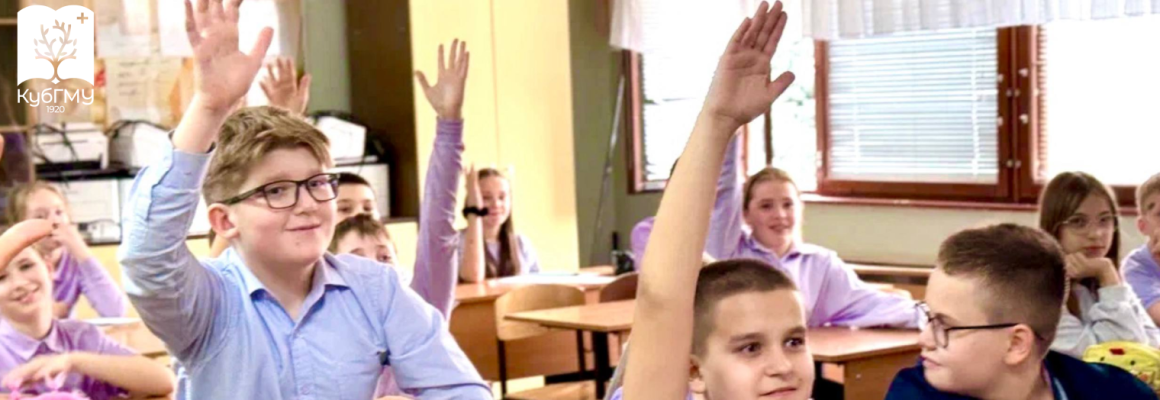 Готов прийти на помощь: школьники освоили основы первой помощи на лекции активистов КубГМУ